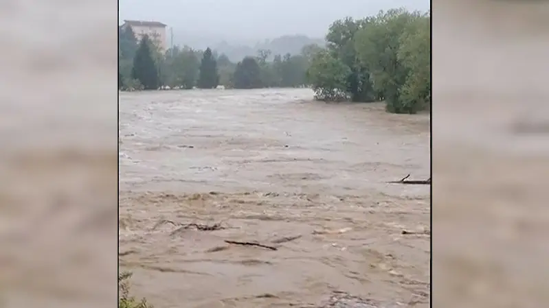 Inondazioni e smottamenti.  In Italia sono caduti un record di 740 millimetri di pioggia in mezza giornata